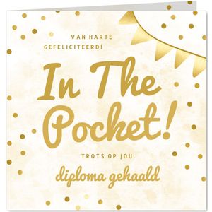 Witte geslaagdkaart in the pocket met confetti en vlaggetjes