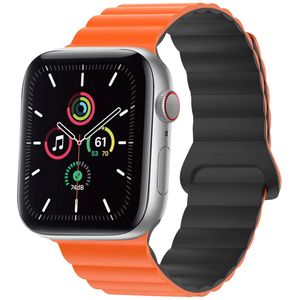 iMoshion Siliconen magnetisch bandje voor de Apple Watch Series 1-9 / SE / Ultra (2) - 42/44/45/49 mm - Oranje / Zwart