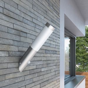 <p>Deze moderne buitenverlichting met bewegingssensor is perfect voor het verlichten van je buitenruimte. De lamp heeft een stijlvolle waterdichte RVS behuizing en een opaal kunststof venster, waardoor het een mooi sfeerlicht creëert zonder te verblinden.</p>
<p>De buitenlamp is eenvoudig te installeren aan de muur met behulp van de twee meegeleverde schroeven. Daarnaast is de lamp ook geschikt voor LED lampen, waardoor je energie kunt besparen.</p>
<ul>
  <li>Aantal lampen: 1</li>
  <li>Materiaal: RVS</li>
  <li>Materiaal venster: kunststof</li>
  <li>Bewegingsmelder: ja</li>
  <li>Vermogen: 60W max</li>
  <li>Spanning: 220-240V~</li>
  <li>Fitting: E27</li>
  <li>Afmetingen: 36 x 6 cm. (h x ø)</li>
  <li>Diepte: 19 cm</li>
  <li>Waterdichtnorm: IP44</li>
</ul>
<p>Met deze buitenverlichting geniet je niet alleen van een veilige en goed verlichte buitenruimte, maar voeg je ook een stijlvolle en moderne touch toe aan je huis.</p>