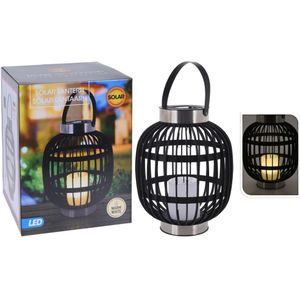 <p>Deze LED-solarlantaarn van ProGarden is de perfecte verlichting voor tuinen, patio's, paden en balkons! De solarlamp is voorzien van een accu die opgeladen wordt door zonlicht.</p>
<p>In de lamp zit een geel LED-lampje dat 's avonds warmwit licht uitstraalt.</p>
<p>De lamp wordt automatisch ingeschakeld wanneer het donker wordt en schakelt uit wanneer het dag wordt.</p>
<p>Het zonnepaneel op de lamp vangt overdag zon- en daglicht op en zet dit vervolgens om in energie om de accu te laden.</p>
<p>Solarlampen zijn milieuvriendelijk en energiebesparend. De lamp is perfect om overal waar je maar wilt te plaatsen, omdat hij geen stroombron nodig heeft.</p>
<ul>
  <li>Kleur: zwart</li>
  <li>Materiaal: polypropyleen</li>
  <li>Afmetingen: 23 x 30 cm (ø x H)</li>
  <li>Ontwerp: lantaarn met kaars</li>
  <li>Maximale werkingstijd: 6 uur</li>
  <li>Met roestvrijstalen bodem en bovenkant</li>
  <li>Met PP hanger</li>
  <li>Met 2 V 25 mAh amorf silicium zonnepaneel</li>
  <li>Kleur licht: warmwit</li>
  <li>Geschikt voor buitengebruik</li>
  <li>Levering bevat: 1 x LED-solarlantaarn, 1 x AA/HR6 NiMH 250 mAh 1,2 V oplaadbare batterij</li>
</ul>