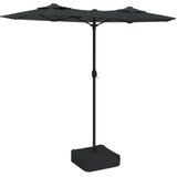 <p>Deze elegante dubbele parasol is de perfecte keuze om wat schaduw te creëren en jezelf te beschermen tegen de schadelijke uv-stralen van de zon.</p>
<p>Duurzaam materiaal: de parasol is gemaakt van uv-beschermend en kleurvast polyester en biedt je optimale bescherming tegen de zon en is eenvoudig schoon te maken.</p>
<p>Stevig frame: de sterke ijzeren paal met poedercoating en de duurzame baleinen maken de parasol zeer stabiel en stevig.</p>
<p>Zwengelmechanisme: dankzij het zwengelmechanisme kan de parasol eenvoudig worden geopend en gesloten.</p>
<p>Sterke voet: de voet met zandzak zorgt ervoor dat de parasol stevig en stabiel staat, zelfs bij harde wind en hevige regen.</p>
<ul>
<li>Kleur: antraciet en donkergrijs</li>
<li>Materiaal: stof (100% polyester) en gepoedercoat ijzer</li>
<li>Afmetingen: 316 x 145 x 240 cm (L x B x H)</li>
<li>Diameter paal: 38 mm</li>
<li>Heeft een voet met zandzak</li>
<li>Montage vereist: ja</li>
</ul>