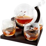 Aretica Whiskey karaf met 4 glazen - Whiskey - Karaf - Whiskey glazen - Whiskey set voor drank - Karaffen - Decanteerset - Wereldbol - 21 x 21 x 18 cm (lxbxh) - Glas en hout - Transparant en bruin