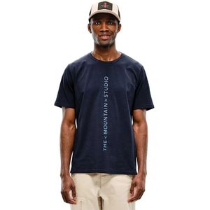 The Mountain Studio Vertical Logo T-shirt Met Korte Mouwen