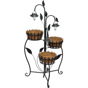 <p>Deze gietijzeren standaard met hangmanden is een decoratieve aanvulling voor tuin, terras en balkon. De 3 hanging baskets hangen op verschillende hoogtes voor een speels effect.</p>
<p>Iedere hangmand is ingelegd met een mat van kokosvezel, waar je direct je favoriete bloemen in kunt planten. Daarnaast is de standaard uitgerust met 3 sierlijke LED-lampen die de planten of bloemen mooi verlichten zodra het donker wordt.</p>
<p>De LED's laden zichzelf overdag op met zonlicht en gaan automatisch aan zodra het donker wordt, dankzij de ingebouwde sensor. De standaard kan ook worden gebruikt om bloembakken of bloempotten in te zetten.</p>
<ul>
  <li>Kleur: zwart</li>
  <li>Materiaal: gietijzer</li>
  <li>Aantal kokosmanden: 3 stuks</li>
  <li>Aantal LEDs: 3 stuks</li>
  <li>Diameter kokosmanden: 24 cm</li>
  <li>Afmetingen totaal: 47 x 48 x 109 cm (b x d x h)</li>
</ul>