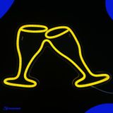 Neon Lamp - Champagneglazen Proost - Incl. Ophanghaakjes - Neon Sign - Neon Verlichting - Neon Led Lamp - Wandlamp