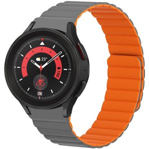 Strap-it Samsung Galaxy Watch 5 Pro magnetisch siliconen bandje (grijs/oranje)