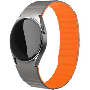 Strap-it Samsung Galaxy Watch 6 Classic 47mm magnetisch siliconen bandje (grijs/oranje)