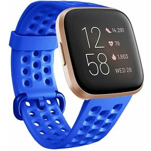 Strap-it Fitbit Versa siliconen bandje met gaatjes (blauw)