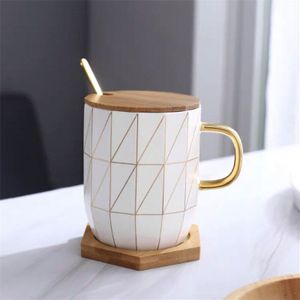 Europese Keramische Goud Geometrische Lijnen Koffie Mok Met Lepel En Deksel Wit Porselein Ontbijt Melk Mok Creatieve Paar Thee Cup