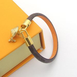 V-Huid Vier Blad Patroon Opknoping Vliegende Schotel Kwastje Armband Voor Vrouwen Buitenlandse Handel Stijl Cafu Lederen Armband