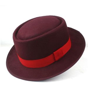 Unisex Mannen Vrouwen Pork Pie Hoed met Rode Lint Pop Jazz Hoed Wol Platte Fedora Hoed Maat 58CM