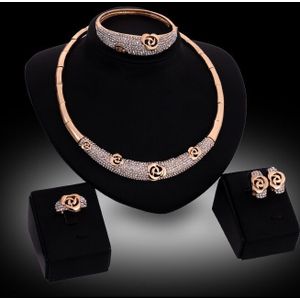 Mode Bruiloft Sieraden Set Gouden Kleur Vol Strass Ketting Bangle Ring Oorbellen Party Set