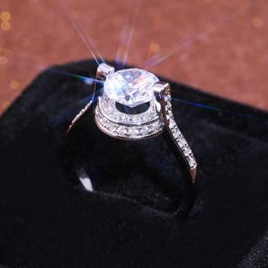 Huitan Klassieke Bruiloft Engagement Ring Fascinerende Met Briljante Dazzling Zirconia Steen Griffenzetting