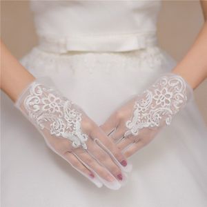 Short Wit Tulle Brida Bruiloft Handschoenen Pols Lengte Kant Geappliceerd Kralen Vrouw Bridal Wedding Accessoires Luva De Noiva Q4