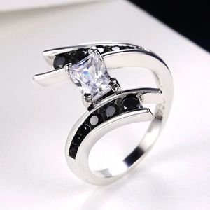 Huitan Mode Geometrische Vorm Vrouwen Ring Wedding Engagement Party Ring Persoonlijkheid Vinger Ring Wit & Zwarte Steen Dagelijks