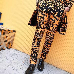 Mens Geel Brief Bloemenprint Pak Broek Hip Hop Nachtclub Podium Zanger Dj Mannelijke Casual Broek Singer Stadium Slijtage