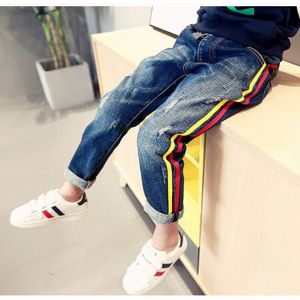 Jongen Jeans. Jeans Jongen Voor Kinderen Dragen Modieuze Stijl En Kids Jeans, Geschikt Leeftijd: 4 - 15 Jaar Oud