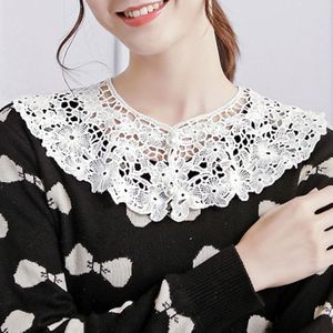 Japanse Vrouwen O-hals Zoete Pop Nep Kraag Hollow Haak Bloemen Kant Half Shirt Faux Pearl Button Decoratieve Trui Shawl