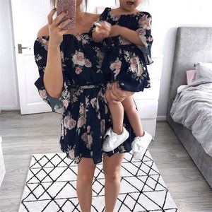 Moeder Dochter Jurken Familie Bijpassende Outfits Off Shoulder Bloemen Jurk Zomer Chiffon Meisje Vrouwen Boho Losse Jurken Zonnejurk