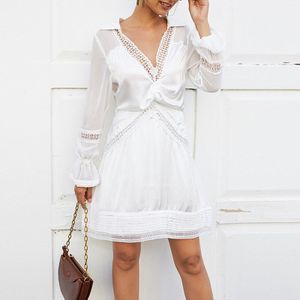 Vgh Casual Hollow Out Jurk Voor Vrouwen V-hals Flare Lange Mouwen Hoge Taille Elegante Witte Mini Jurken Vrouwelijke Mode Kleding