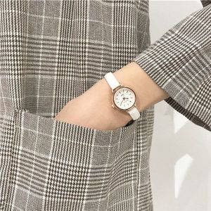 Vrouwen Mode Kleine Horloges Vintage Lederen Elegante Dames Quartz Horloges Eenvoudige Vrouwelijke Horloge Casual Retro Vrouw Klok