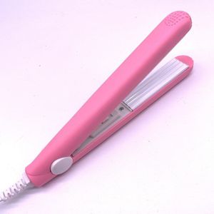 Een Mini Haar Ijzer Roze Golfplaat Elektrische Krultang Krul Modelling Gereedschap