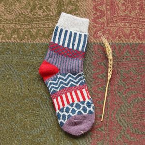 Kleurrijke Afdrukken Verticale Gestreepte Golf Patroon Sokken Winter Kerstmis Grappige Verdikking Warme Wol Koreaanse Stijl Vrouwen Art Sokken