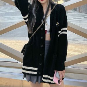 Deeptown Koreaanse Stijl Zwart Gestreepte Vest Trui Vrouwen Preppy Mode Borduren V-hals Gebreide Jumper Streetwear Harajuku
