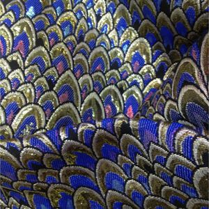 145 cm x 100 cm Frankrijk geïmporteerde blauwe pauw gedrukt jacquard tapijt satijn jacquard 3D stof mode stof DIY vrouwen kleding