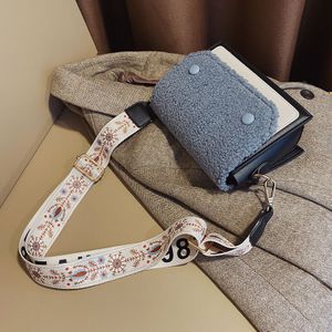 Lam wol schoudertas winter crossbody tas mode wilde kleine vierkante tas pluche vrouwelijke zak mobiele telefoon zak portemonnee