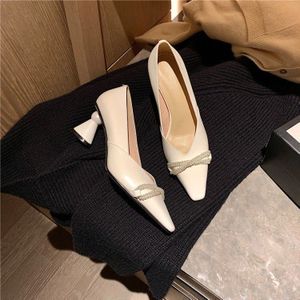 Sweet Puntschoen Slip Op Kantoor Dames Schoenen Leisure Pearsl Ketting Vlinder Knoop Effen Schoenen Medium Hak pompen