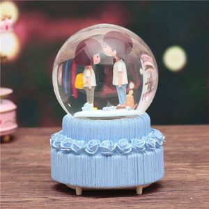 Romantische Jongen & Meisje Sculptuur Crystal Ball Sneeuwvlok Roterende Muziekdoos Beeldje Ornamenten Liefde Muziekdoos Ambachten Home Decor