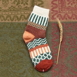 Kleurrijke Afdrukken Verticale Gestreepte Golf Patroon Sokken Winter Kerstmis Grappige Verdikking Warme Wol Koreaanse Stijl Vrouwen Art Sokken