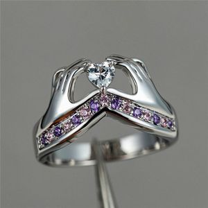 Unieke Vrouwelijke Hand Kleine Hart Claddagh Ring Leuke Paars Roze Steen Ring Mode Liefde Engagement Ringen Voor Vrouwen