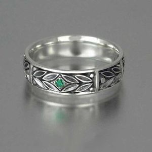 Huitan Retro Anniversary Ring Voor Vrouwen Met Vintage Bladeren Gegraveerd Met Een Kleine Groene Cubic Zirkonia Steen Vinger Ringen
