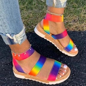 Zomer Sandalen Enkelbandje Vrouwen Regenboog Platte Sandalen Zachte Pu Leer Dikke Bodem Schoenen Vrouw Sandalen Sapato Feminino 43