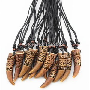 Lot 12 stks Cool jongen mannen Imitatie Bone Carving totem Wolf Tand Bedels Hangers Amulet Ketting MN334