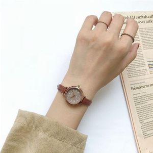 Retro Bruin Vrouwen Horloges Kwaliteiten Kleine Dames Horloges Vintage Lederen Armband Horloge Vrouwelijke Klok