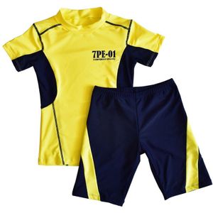 Tiener Jongens Dragen Twee Stuk Badmode Kinderen Sportkleding Korte Mouwen Geel Shirt En Blauwe Broek