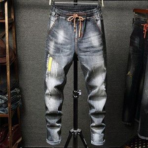 Mannen Streetwear Ripped Elastische Taille Brief Gedrukt Slim Fit Jeans Hip Hop Trekkoord Knie Gaten Vernietigd Grijs Denim Broek