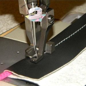 Industriële naaimachine synchrone drive geïntegreerde voeden dikke materiaal lederen touw naaivoet 5.5mm staal