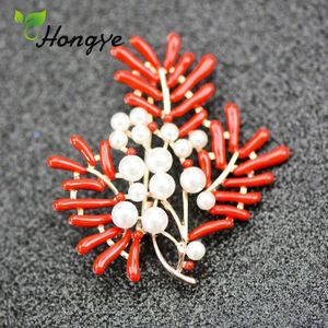 Hongye Dames Red Coral Prachtige Natuurlijke Parel Retro Look Bloem Pins Sieraden Broches Voor Vrouwen