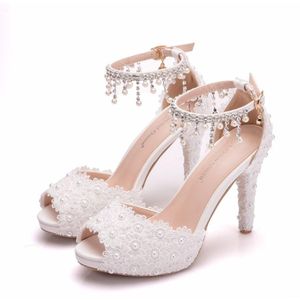 Crystal Queen Vrouwen Lace Schoenen Platform Sandalen Hoge Hakken Waterdichte Vrouwelijke Witte Kant Bruiloft Schoenen Wees Teen Peep