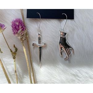 ! De Hand & Dagger Oorbellen Hoepel Pagan Gothic Hoops