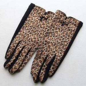 Mode Vrouwelijke Elasticiteit Wollen Gebreide Touch Screen Leopard Patroon Handschoenen Vrouwen Winter Warm Kasjmier Volledige Vinger Bow Handschoenen D19