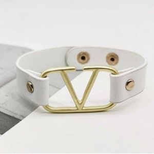Lederen Armband Wrap Alle-Wedstrijd Ol V Woord Brede Europa Armband Voor Vrouwen Hand Sieraden
