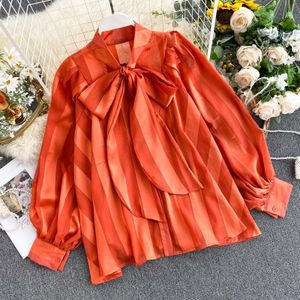 Twotwinstyle Chiffon Gestreepte Lace Up Strik Shirt Voor Vrouwen V-hals Bladerdeeg Mouw Oversized Casual Blouse Vrouwelijke Herfst