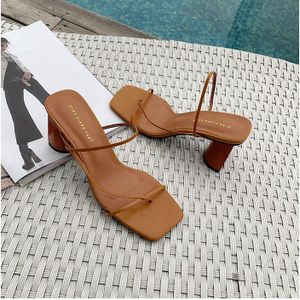 Zomer Vrouwelijke Sandalen Catwalk Klassieke Vierkante tenen Open teen Dunne Riem Dikke Hak Sandalen Wilde Hoge hakken Vrouwen Schoenen