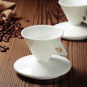 eenvoudige pure witte keramische conische koffie kop en schotel set Italiaanse espresso vormige bone china