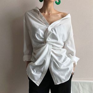 Twotwinstyle Casual Vrouwen Witte Blouse Off Shoulder V-hals Taille Kruis Lange Mouw Losse Koreaanse Top Vrouwelijke Kleding Lente